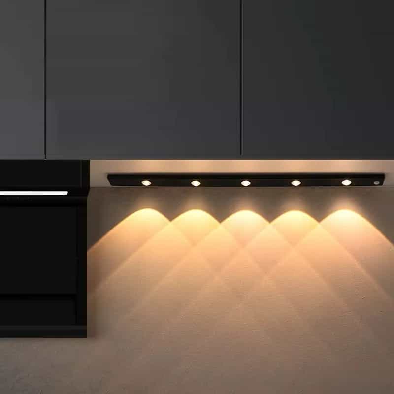 إضاءة LED فائقة النحافة تحت الخزائن مع مستشعر حركة، إضاءة ليلية لاسلكية قابلة للتعتيم بثلاثة ألوان للمطبخ والخزائن وغرف النوم وخزائن الملابس