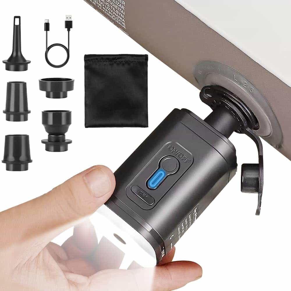 MUCHER Draagbare elektrische luchtpomp met led-campinglamp, 2400 mAh, mini-pomp, accu, kleine draagbare luchtpomp met 5 sproeiers en USB-C voor luchtmatras, zwemring, vacuümzak, camping